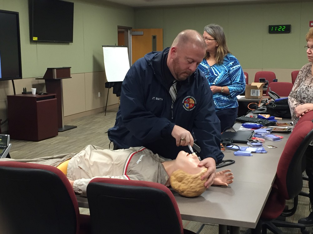 Naloxone Training with mannequin test sample